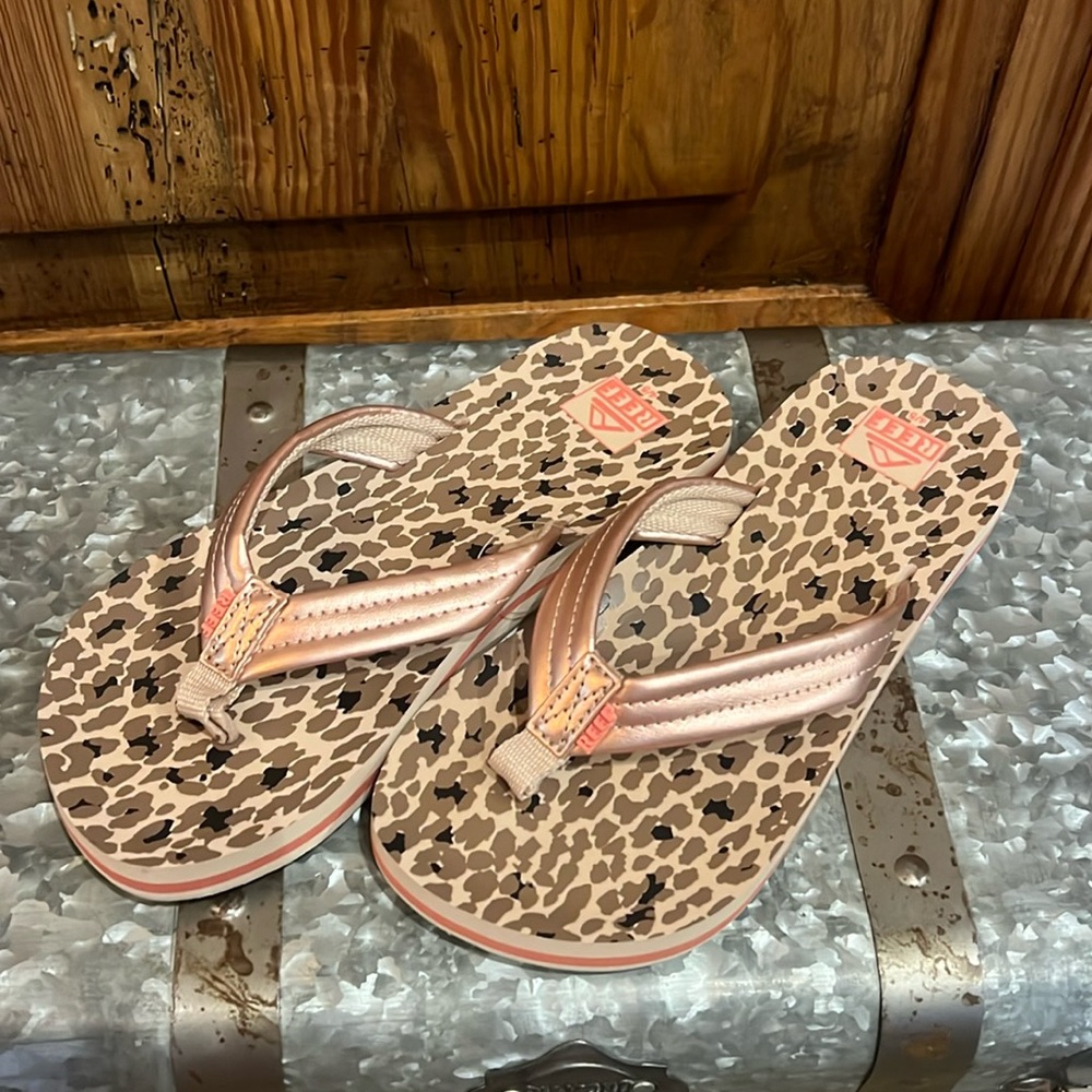 Reef Kids' Ahi Cheetah Flip Flops Sandals Rose Gold Size 4/5